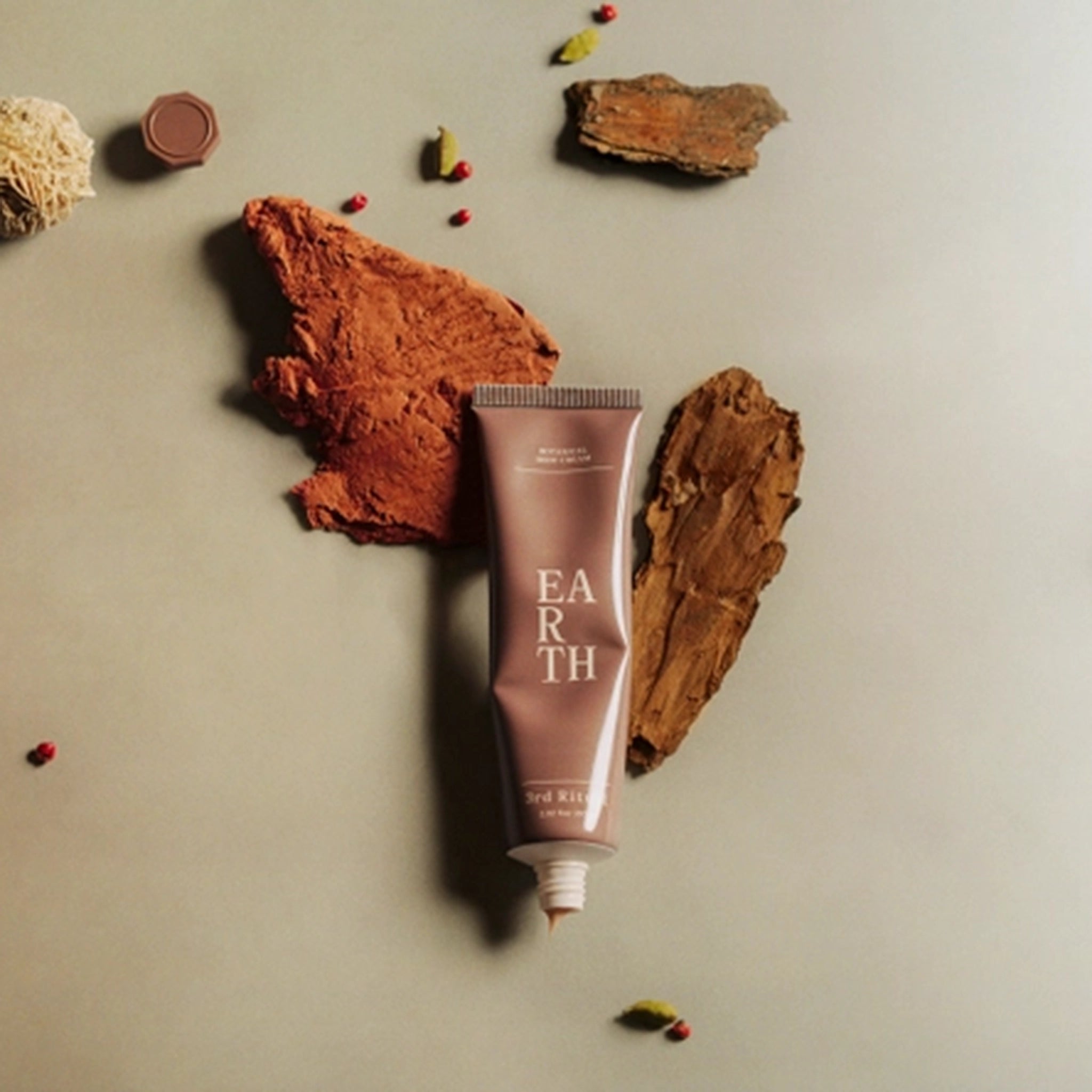 3rd Ritual Earth Cream. A grounding blend of vetiver, pink pepper, and rosewood, carried by a rich cream infused with purifying neem extract and Kaolin clay. Size 60 ml.
